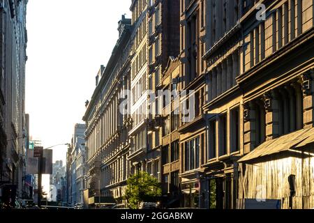 Block von historischen Gebäuden in der 18th Street in Midtown Manhattan, New York City, mit dem Licht des Sonnenuntergangs im Hintergrund Stockfoto