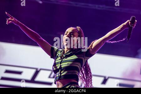 Ella Eyre beim Victorious Festival 2021, Portsmouth, Hampshire, Großbritannien. 29 August 2021. Kredit: Charlie Raven/Alamy Live Nachrichten Stockfoto