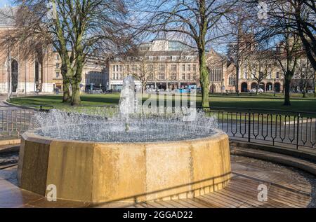 Brunnen vor den Büros des Bristol Council im Stadtzentrum von Bristol, westlich von England Stockfoto