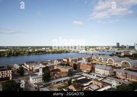 Riga, Lettland. August 2021. Panoramablick auf das Stadtzentrum aus dem Gebäude der Lettischen Akademie der Wissenschaften Stockfoto