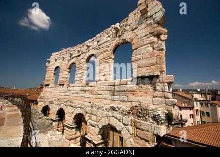 Die Ruinen des Amphitheaters der Arena von Verona auf der Piazza Bra in Verona Italien