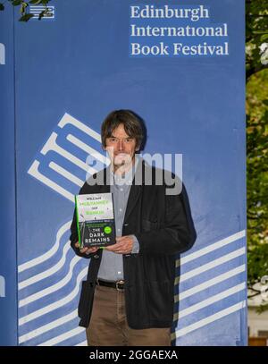 Edinburgh, Schottland, Großbritannien, 30. August 2021. Edinburgh International Book Festival: Im Bild: Ian Rankin, schottischer Kriminalschriftsteller, beim Buchfestival mit seinem neuen Buch The Dark Remains, das auf einem unvollendeten Buch von William McIlvanney basiert Stockfoto