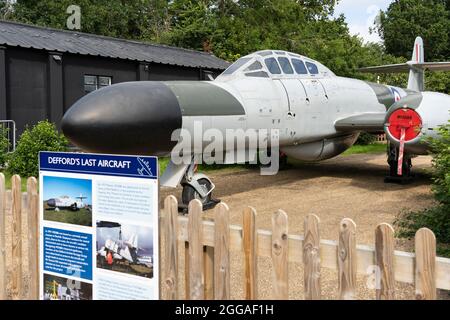 Das letzte Flugzeug, das vom Defford Airfield abflog, war der Gloster Meteor NF Mark 11 Nachtjäger WD686. Das Flugzeug ist auf dem Defford Airfield, Großbritannien, abgebildet Stockfoto