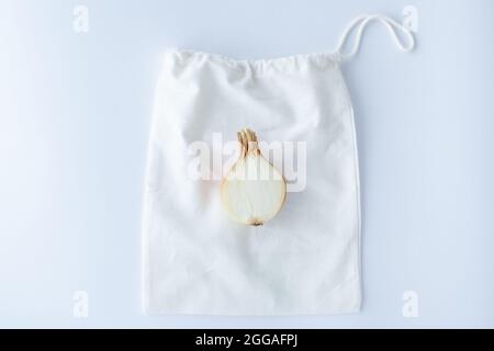 Zwiebeln in der Sektion auf wiederverwendbaren Öko-Beuteln runden. Kreatives Konzept von umweltfreundlichen Taschen. Kunststofffreies Konzept. Flach liegend. Draufsicht. Hochwertige Fotos Stockfoto