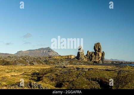 Londrangar Rocks in der Nähe des Malarrif Lighthouse Snaesfell Peninsula an der Westküste Islands.Malariff Stockfoto