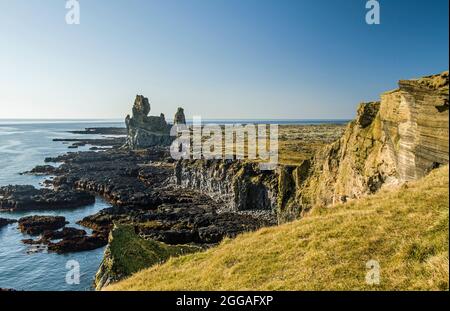 Londrangar Rocks in der Nähe des Malarrif Lighthouse Snaesfell Peninsula an der Westküste Islands. Stockfoto