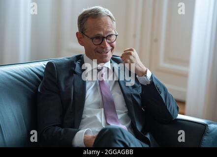 Berlin, Deutschland. August 2021. Michael Müller (SPD), Regierender Bürgermeister von Berlin, spricht im Interview. (An dpa 'Müller: Wir bereiten uns auf mehr Menschen aus Afghanistan vor') Quelle: Christophe Gateau/dpa/Alamy Live News Stockfoto