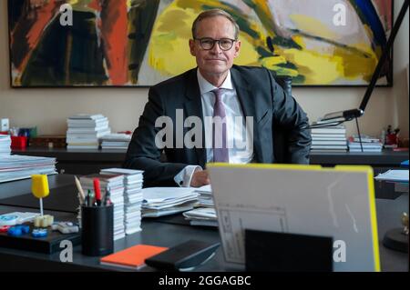 Berlin, Deutschland. August 2021. Michael Müller (SPD), Regierender Bürgermeister von Berlin, sitzt an seinem Schreibtisch im Roten Rathaus. Quelle: Christophe Gateau/dpa/Alamy Live News Stockfoto