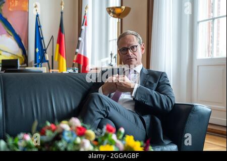 Berlin, Deutschland. August 2021. Michael Müller (SPD), Regierender Bürgermeister von Berlin, spricht im Interview. (An dpa 'Müller: Wir bereiten uns auf mehr Menschen aus Afghanistan vor') Quelle: Christophe Gateau/dpa/Alamy Live News Stockfoto