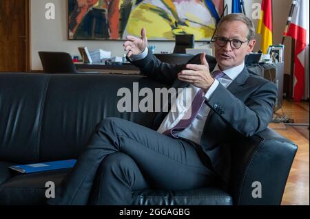 Berlin, Deutschland. August 2021. Michael Müller (SPD), Regierender Bürgermeister von Berlin, spricht im Interview. Quelle: Christophe Gateau/dpa/Alamy Live News Stockfoto