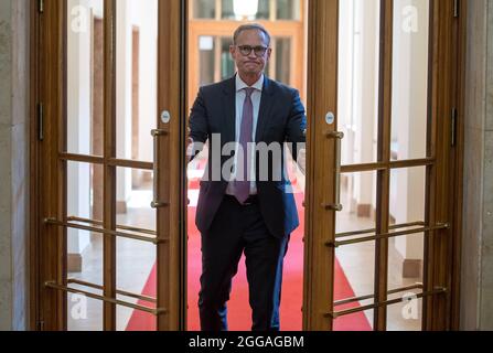 Berlin, Deutschland. August 2021. Michael Müller (SPD), Regierender Bürgermeister von Berlin, öffnet eine Tür im Roten Rathaus. Quelle: Christophe Gateau/dpa/Alamy Live News Stockfoto