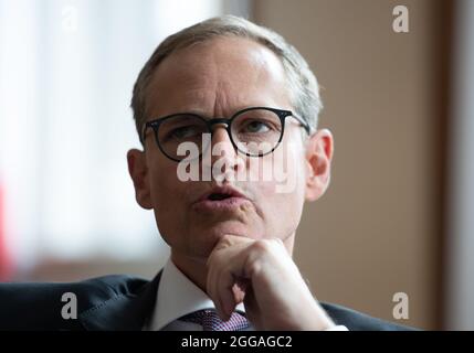 Berlin, Deutschland. August 2021. Michael Müller (SPD), Regierender Bürgermeister von Berlin, spricht im Interview. (An dpa 'Müller: Wir bereiten uns auf mehr Menschen aus Afghanistan vor') Quelle: Christophe Gateau/dpa/Alamy Live News Stockfoto