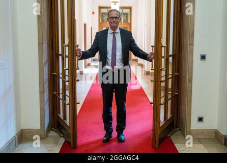 Berlin, Deutschland. August 2021. Michael Müller (SPD), Regierender Bürgermeister von Berlin, öffnet eine Tür im Roten Rathaus. Quelle: Christophe Gateau/dpa/Alamy Live News Stockfoto