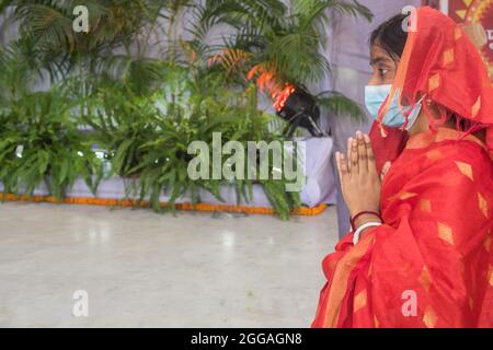 Dhaka, Bangladesch. August 2021. Ein hinduistischer Anhänger sah während der Janmashtami-Feier beten. Janmashtami, die Geburt von lord Sri Krishna und eines der wichtigsten Feste der Hindu-Gemeinschaft, wird am Montag im ganzen Land mit gebührender religiöser Inbrunst und Frömmigkeit gefeiert. (Foto: Sazzad Hossain/SOPA Images/Sipa USA) Quelle: SIPA USA/Alamy Live News Stockfoto