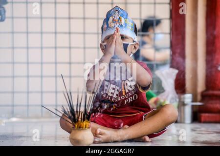 Dhaka, Bangladesch. August 2021. Ein hinduistischer Anhänger betet während der Janmashtami-Feier. Janmashtami, die Geburt von lord Sri Krishna und eines der wichtigsten Feste der Hindu-Gemeinschaft, wird am Montag im ganzen Land mit gebührender religiöser Inbrunst und Frömmigkeit gefeiert. Kredit: SOPA Images Limited/Alamy Live Nachrichten Stockfoto