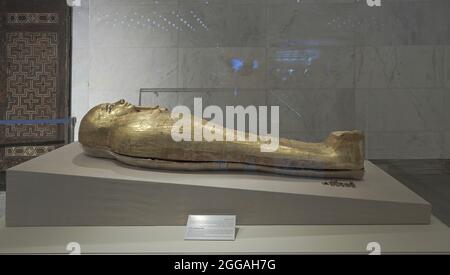 Der Goldkoffin von Nedjemankh wird im National Museum of Egyptian Civilization (NMEC) in Kairo, Ägypten, ausgestellt Stockfoto