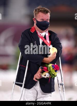 Der britische Lee Pearson feiert am sechsten Tag der Paralympischen Spiele in Tokio 2020 in Japan mit der Goldmedaille nach dem Dressage Individual Freestyle Test - Grade II im Equestrian Park. Bilddatum: Montag, 30. August 2021. Stockfoto