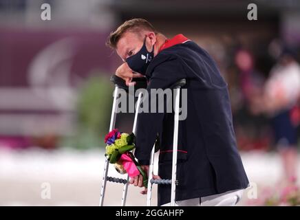 Der britische Lee Pearson feiert am sechsten Tag der Paralympischen Spiele in Tokio 2020 in Japan mit der Goldmedaille nach dem Dressage Individual Freestyle Test - Grade II im Equestrian Park. Bilddatum: Montag, 30. August 2021. Stockfoto