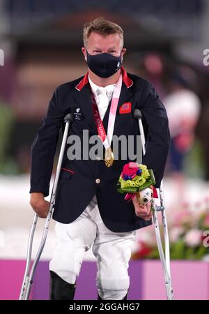 Der britische Lee Pearson feiert am sechsten Tag der Paralympischen Spiele in Tokio 2020 in Japan mit der Goldmedaille nach dem Dressage Individual Freestyle Test - Grade II im Equestrian Park. Bilddatum: Montag, 30. August 2021. Stockfoto