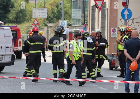 Feuerwehrleute bei der Arbeit nach einem Gebäude in den südlichen Außenbezirken von Mailand in Brand geraten Stockfoto