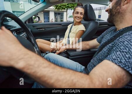Glückliches Paar lächelt und genießt es, zusammen zu reisen Stockfoto