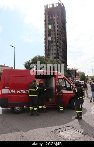 Feuerwehrleute bei der Arbeit nach einem Gebäude in den südlichen Außenbezirken von Mailand in Brand geraten Stockfoto