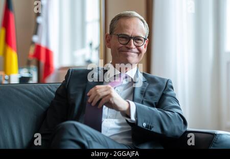 Berlin, Deutschland. August 2021. Michael Müller (SPD), Regierender Bürgermeister von Berlin, spricht im Interview. (An dpa 'Müller: Wir bereiten uns auf mehr Menschen aus Afghanistan vor') Quelle: Christophe Gateau/dpa/Alamy Live News Stockfoto