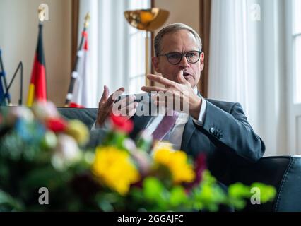 Berlin, Deutschland. August 2021. Michael Müller (SPD), Regierender Bürgermeister von Berlin, spricht im Interview. Quelle: Christophe Gateau/dpa/Alamy Live News Stockfoto