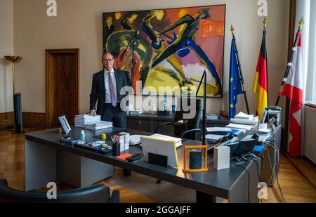 Berlin, Deutschland. August 2021. Michael Müller (SPD), Regierender Bürgermeister von Berlin, steht hinter seinem Schreibtisch im Roten Rathaus. Quelle: Christophe Gateau/dpa/Alamy Live News Stockfoto