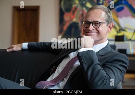 Berlin, Deutschland. August 2021. Michael Müller (SPD), Regierender Bürgermeister von Berlin, spricht im Interview. Quelle: Christophe Gateau/dpa/Alamy Live News Stockfoto