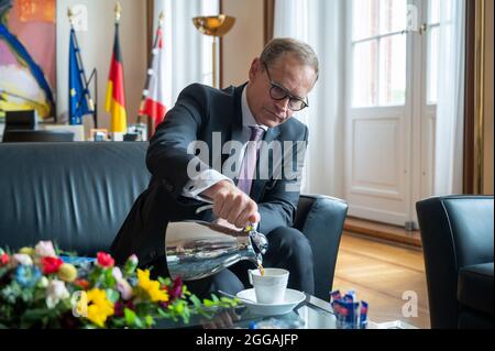 Berlin, Deutschland. August 2021. Michael Müller (SPD), Regierender Bürgermeister von Berlin, spricht im Interview. Quelle: Christophe Gateau/dpa/Alamy Live News Stockfoto