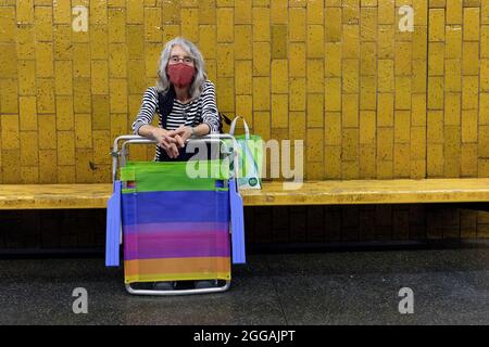 Frau wartet U-Bahn-Plattform Boston Massachusetts Stockfoto