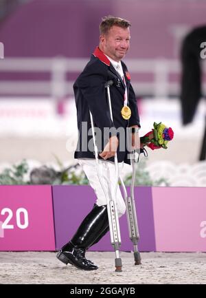 Der britische Lee Pearson feiert am sechsten Tag der Paralympischen Spiele in Tokio 2020 in Japan mit der Goldmedaille nach dem Dressage Individual Freestyle Test - Grade II im Equestrian Park. Bilddatum: Montag, 30. August 2021. Stockfoto