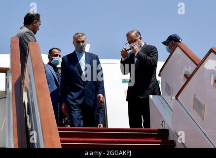 Damaskus, Syrien. August 2021. Der iranische Außenminister Hossein Amir Abdollahian trifft am 29. August 2021 auf dem internationalen Flughafen von Damaskus in Syrien ein. Quelle: Ammar Safarjalani/Xinhua/Alamy Live News Stockfoto