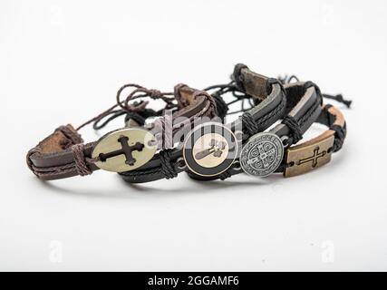 Christliche Souvenirs aus dem Heiligen Land Lederarmbänder auf weißem Hintergrund Stockfoto