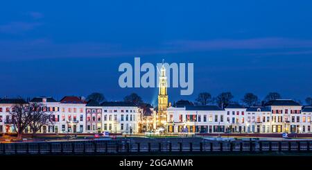 Panorama-Abendansicht der niederländischen Stadt Zutphen in Gelderland Stockfoto