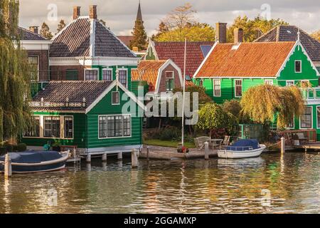 Bunte Holzhäuser an der niederländischen Zaanse Schans im Sommer Stockfoto