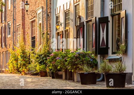 Mittelalterliche Häuser im historischen Zentrum der niederländischen Stadt Amersfoort bei Sonnenuntergang Stockfoto