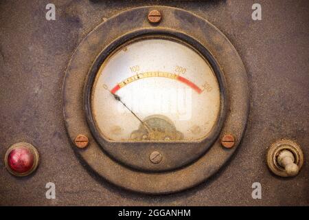 Vintage staubige Volt-Meter in einem schwarzen Metallgehäuse Stockfoto