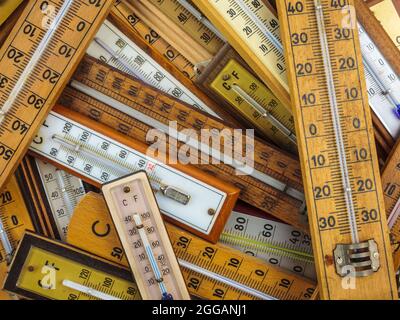 Gruppe verschiedener Vintage-Thermometer aus Holz Stockfoto
