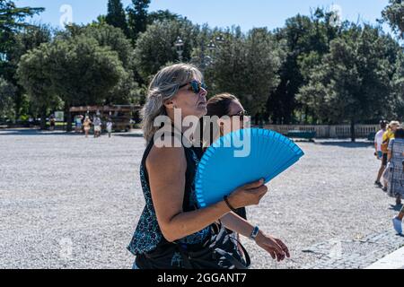 ROM, ITALIEN, GROSSBRITANNIEN. August 2021. Eine Frau hält an einem heißen schwellenden Tag in Rom einen Kühlventilator. Die italienische Hauptstadt und viele europäische Hauptstädte haben vor kurzem extreme Hitze mit Temperaturen von bis zu 48celsius ertragen. Kredit: amer ghazzal/Alamy Live Nachrichten Stockfoto