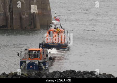 Shannon Class Rettungsboot RNLB John und Elizabeth Allan verlassen die Traktoreinheit SLARS bei einem Trainingsgerät im Seahouses Harbour, North Sunderland Stockfoto