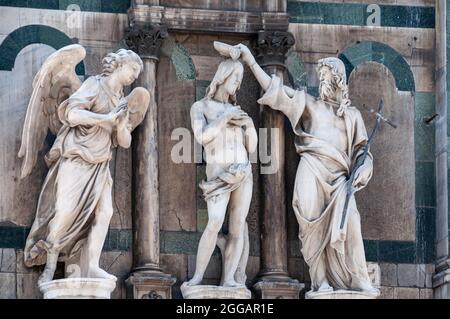 : Statuen der Taufe Christi von A. Sansovino und I. Spinazzi (Repliken), in der Taufkapelle von Florenz, Florenz, Italien, Stockfoto