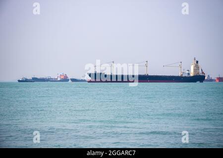 Leere Containerschiffe vom südlichsten Punkt Kontinentalasiens in Sentosa, Singapur Stockfoto