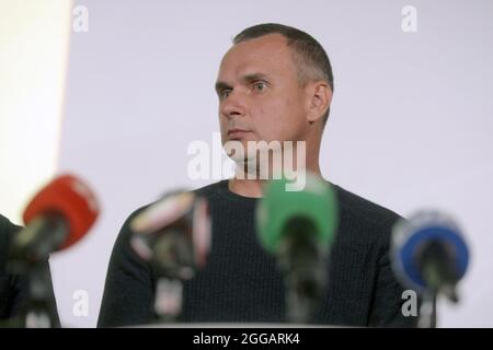 KIEW, UKRAINE - 30. AUGUST 2021 - Nosorih (Rhino) Regisseur Olei Sentsov wird während einer Pressekonferenz über die Teilnahme der ukrainischen Filme i abgebildet Stockfoto