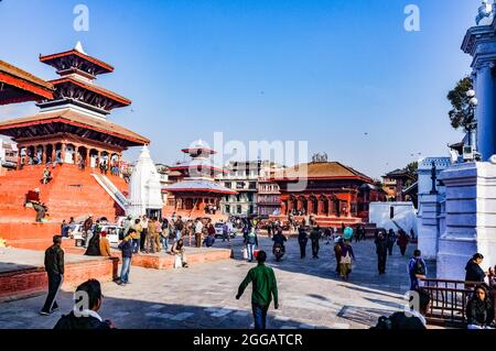 Hanuman Dhoka in Kathmandu vor dem Erdbeben in Nepal von 2015, zeigt den Maju Dega-Tempel, den North Narayan-Tempel und den Shiva Parvati-Tempel Stockfoto