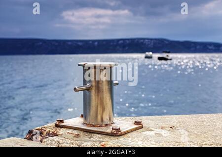 Nahaufnahme eines Stenders in einem kleinen Hafen auf der insel cres Stockfoto