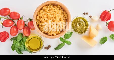 Spaghetti, frische Tomaten, Kräuter und Gewürze. Zusammensetzung von gesunden Zutaten isoliert auf weißem Hintergrund, Draufsicht. Modell. Stockfoto