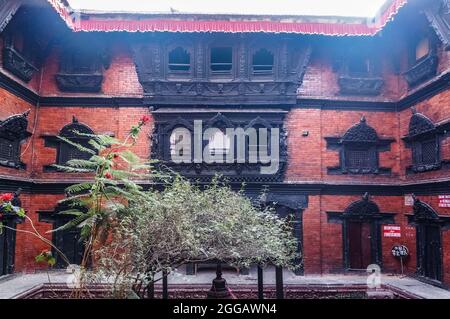 Innenhof des Kumari Ghar, Palast der lebenden Göttin Kumari auf dem Kathmandu Durbar Platz, Nepal, vor dem Erdbeben von 2015 Stockfoto