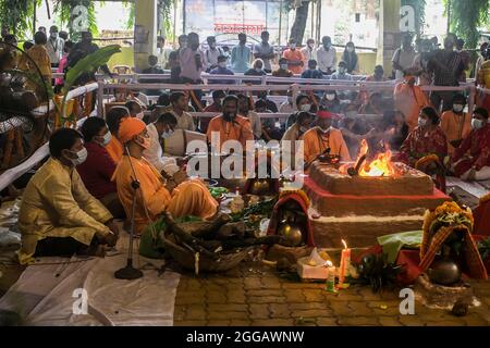 Priester versammeln sich um das Feuer während der Janmashtami-Feier. Janmashtami, die Geburt von lord Sri Krishna und eines der wichtigsten Feste der Hindu-Gemeinschaft, wird am Montag im ganzen Land mit gebührender religiöser Inbrunst gefeiert. Am 30. August 2021 in Dhaka, Bangladesch. (Foto von Sazzad Hossain / Eyepix Group) Stockfoto